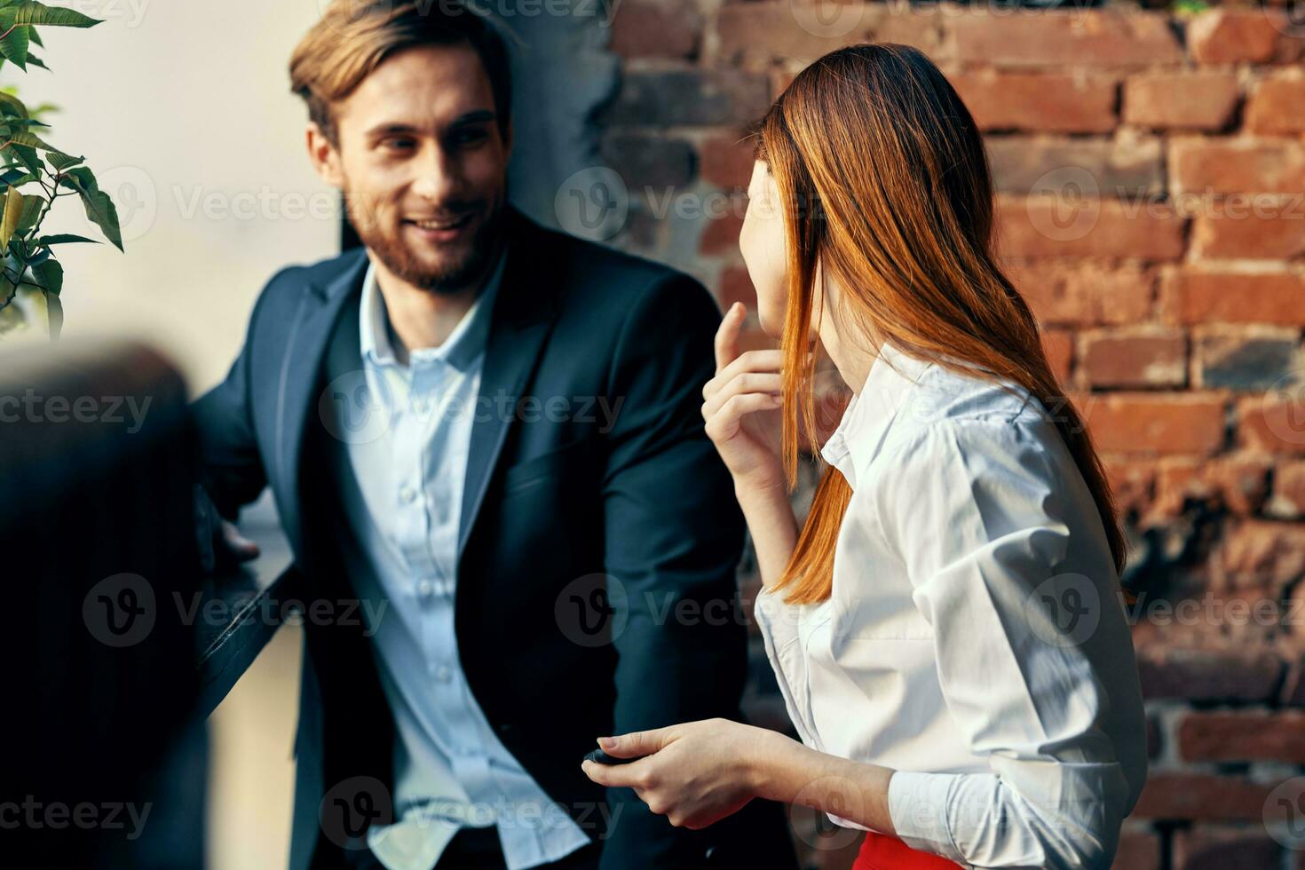 trabajo colegas son sentado en un café comunicación mañana profesionales descanso foto