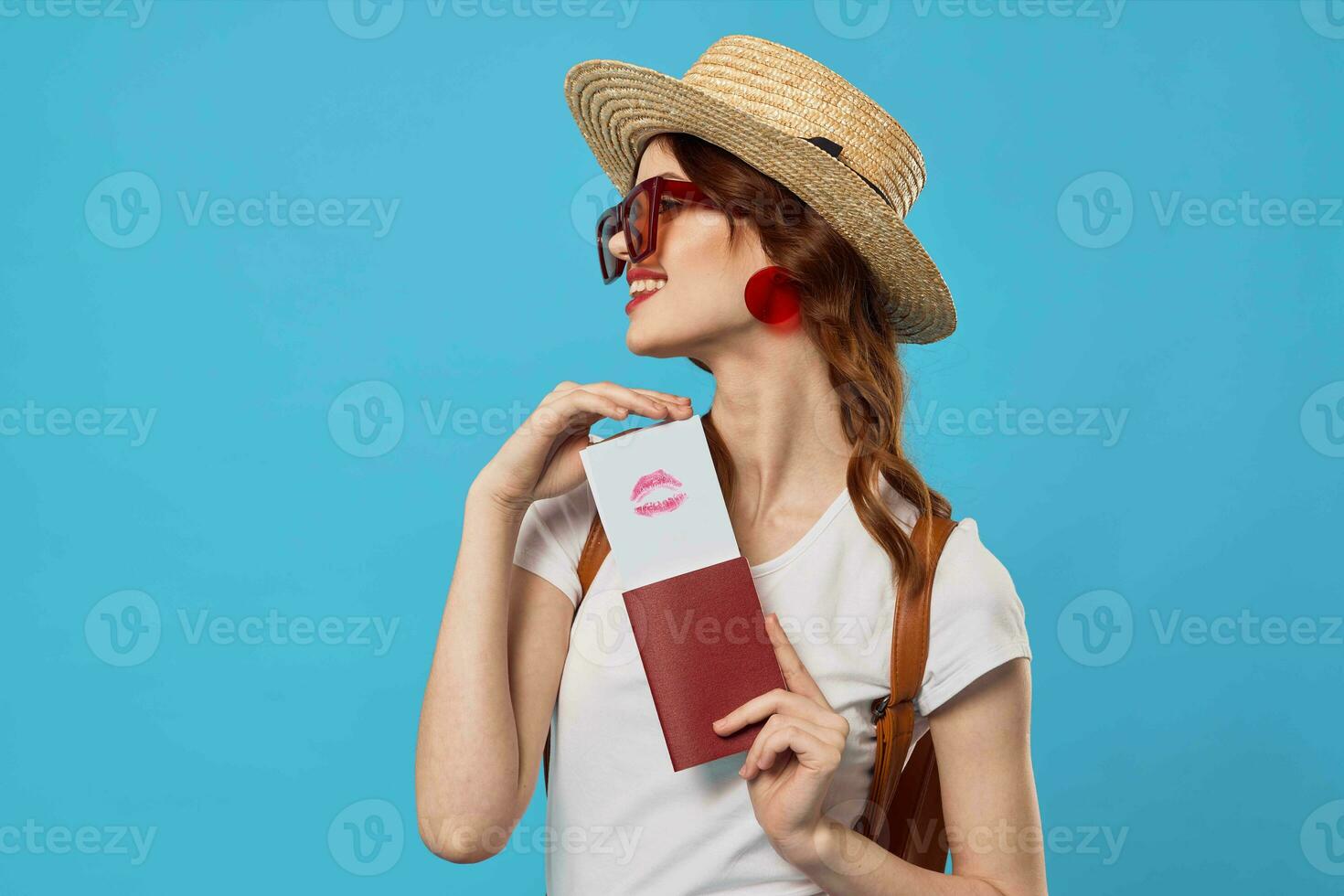 mujer en rojo falda pasaporte y avión Entradas vacaciones viaje vuelo foto