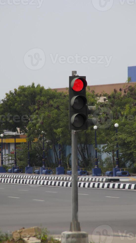 rojo tráfico ligero a el la carretera intersección. foto