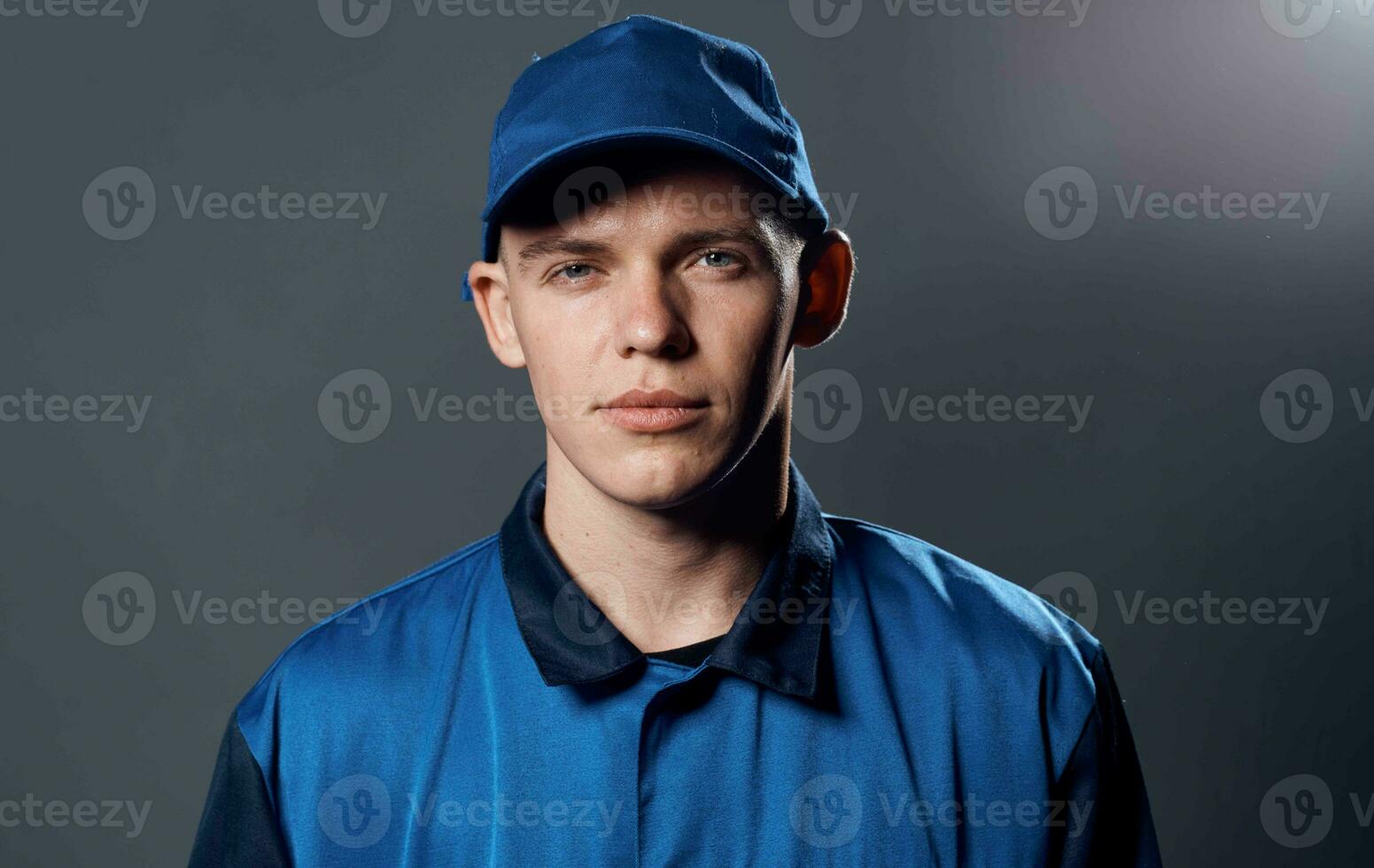 trabajando hombre en uniforme Servicio construcción foto