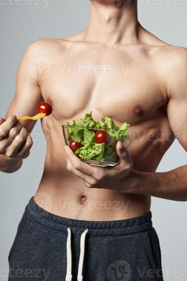 atlético hombre muscular torso sano comida vegetales rutina de ejercicio foto