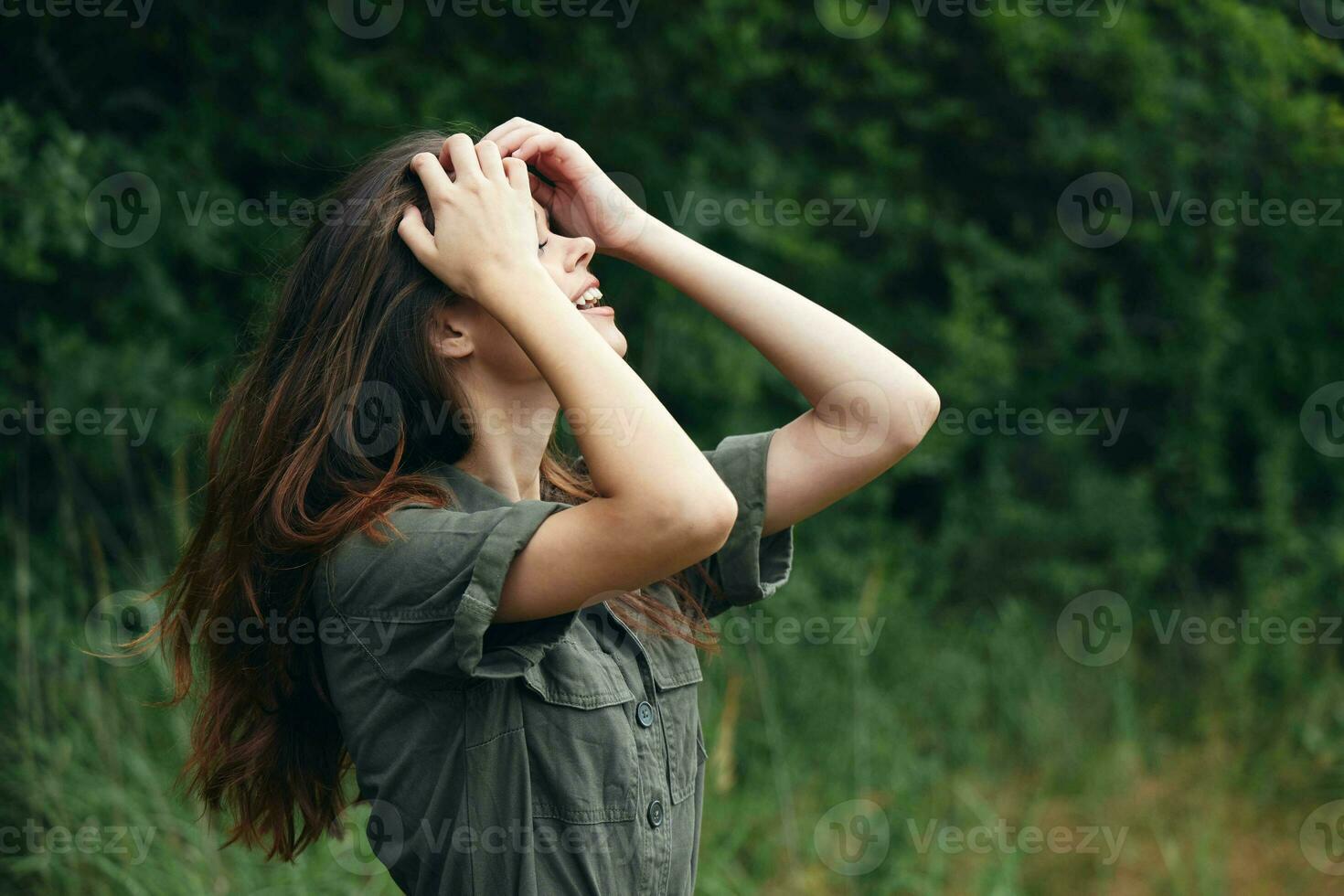 retrato de un mujer verde hojas Fresco aire verano estilo de vida foto