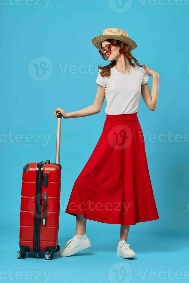mujer en rojo falda equipaje vacaciones viaje vuelo destino foto