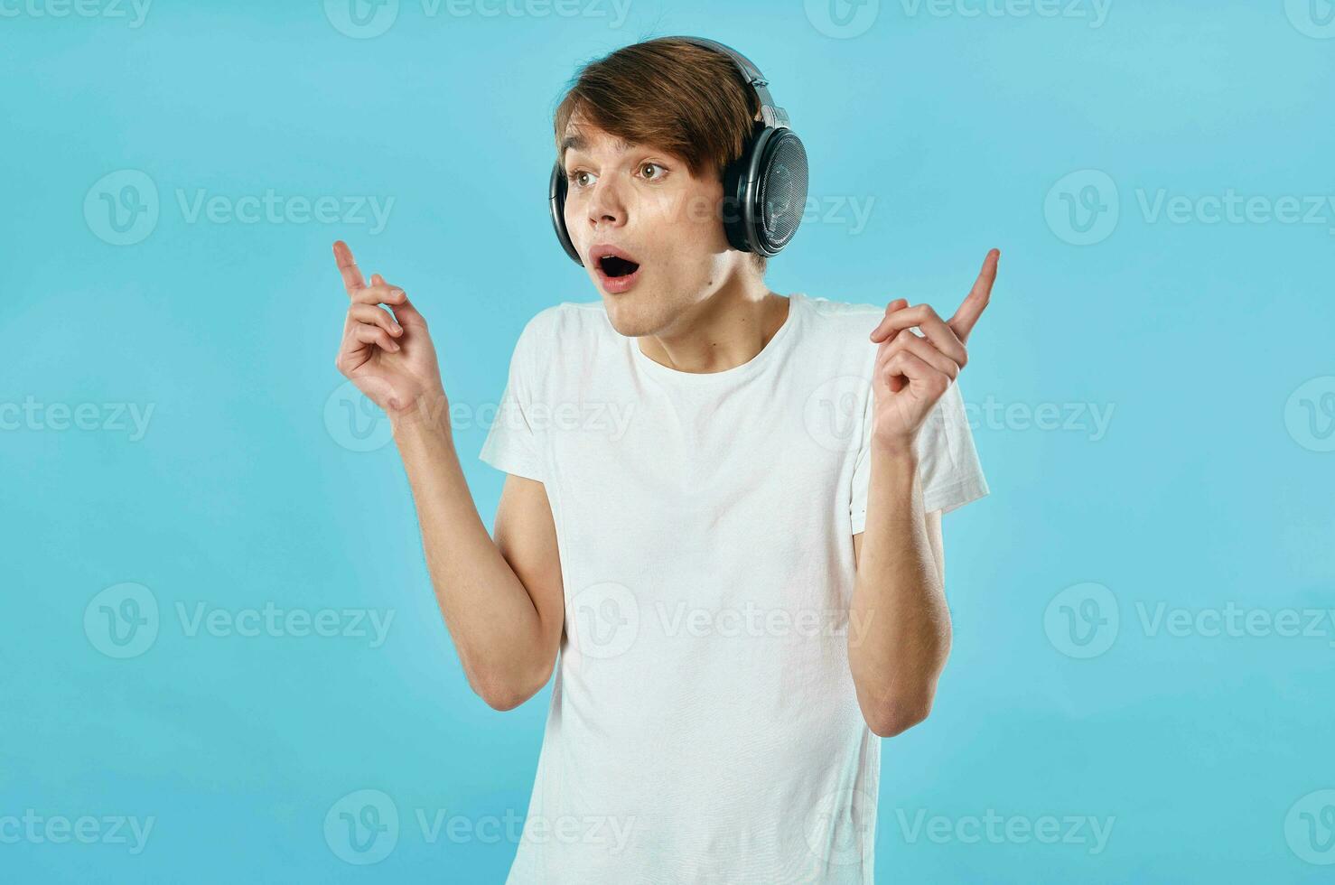 chico en auriculares en un blanco camiseta palanca de mando entretenimiento juego consola foto