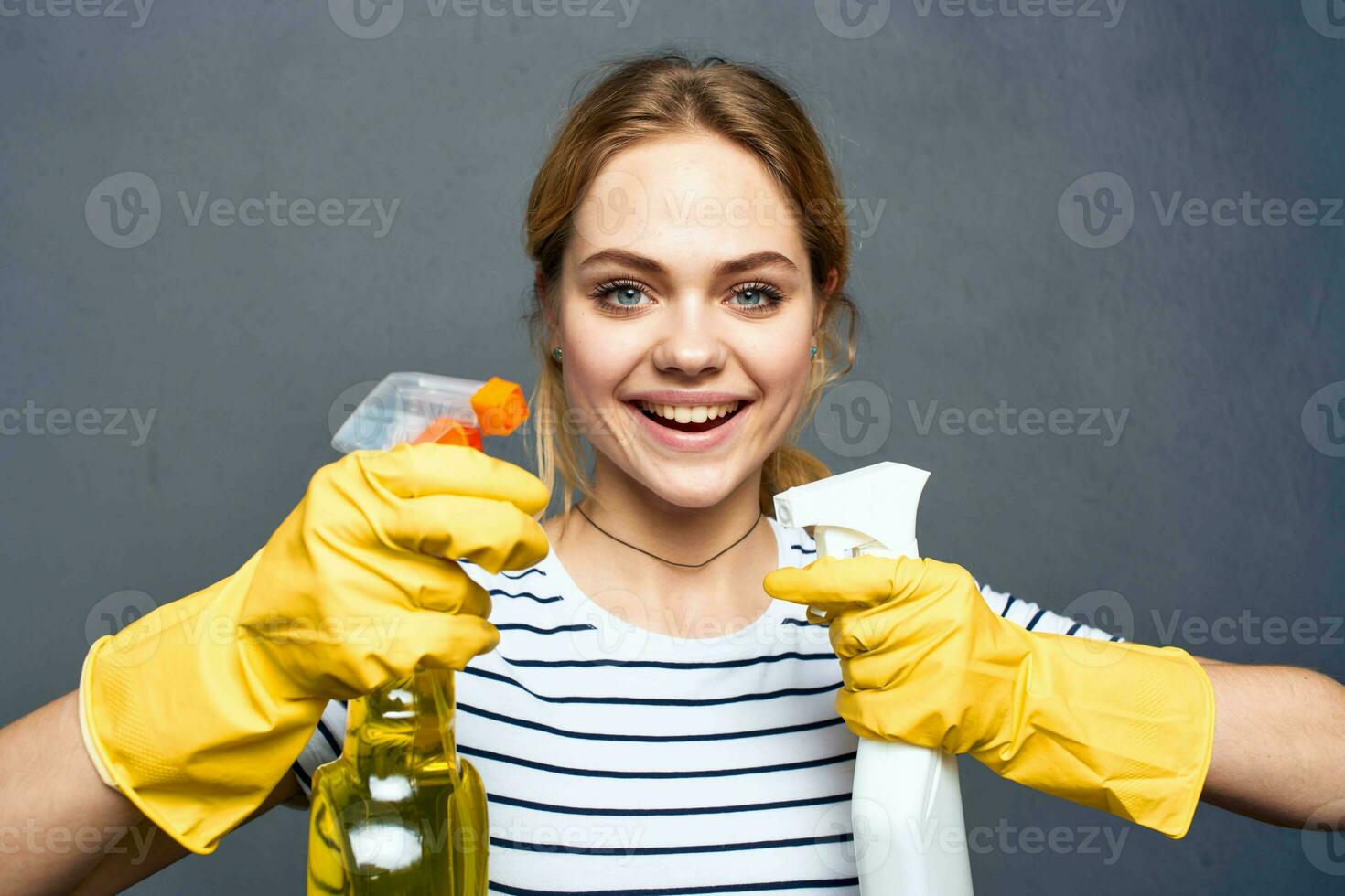 alegre mujer Proporcionar limpieza Servicio a hogar foto
