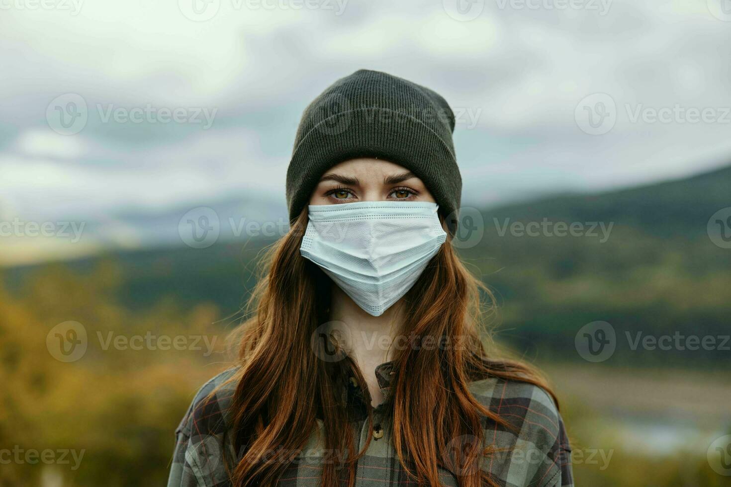 retrato de mujer en médico máscara naturaleza Fresco aire estilo de vida foto