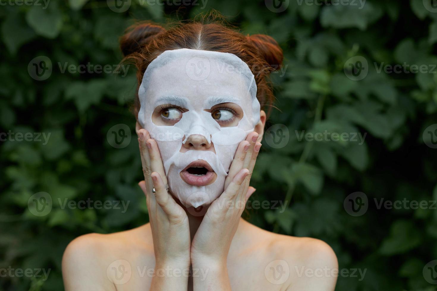 retrato de un niña anti-envejecimiento máscara sorprendido a toque tu cara con tu manos claro piel foto