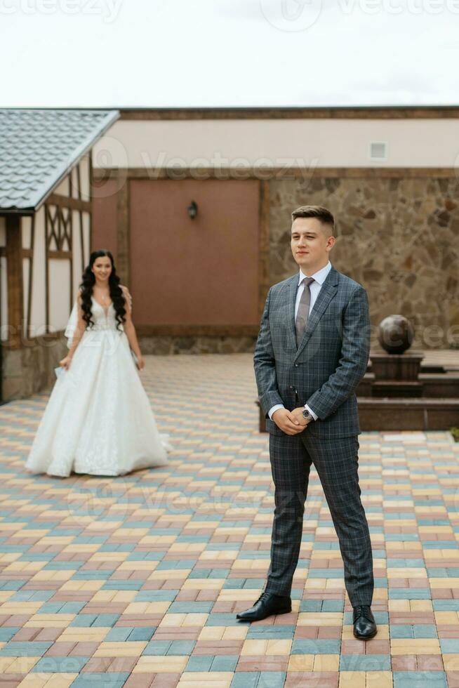 el primero reunión de el novia y novio en el patio de el hotel foto