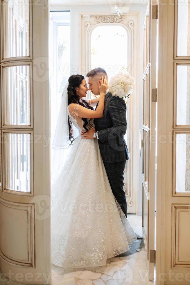 novia y novio dentro de un bar de cócteles foto