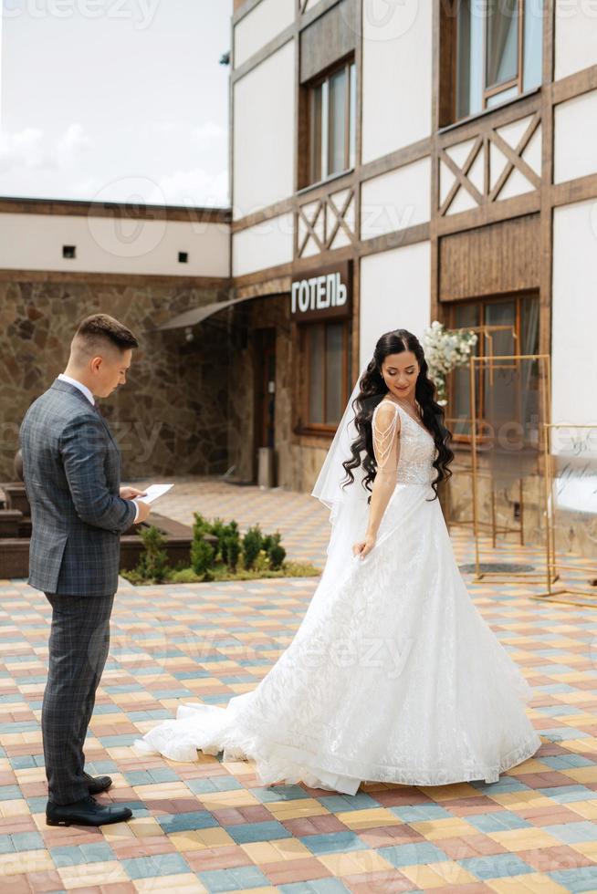 el primero reunión de el novia y novio en el patio de el hotel foto