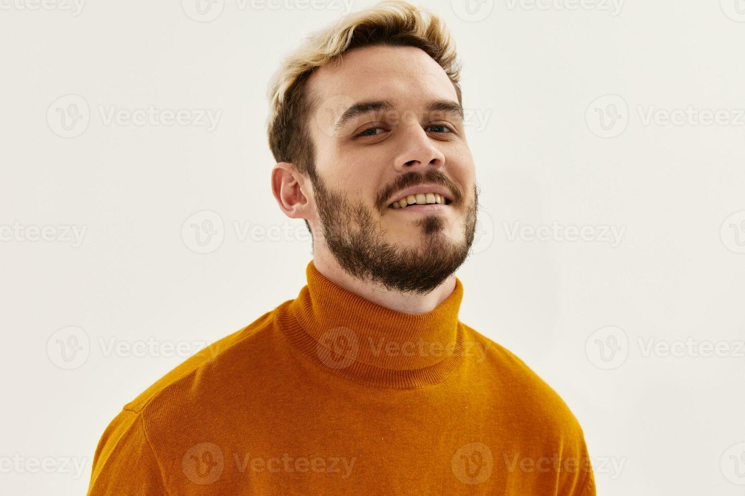 hombre con de moda pelo auto confianza estudio moderno estilo foto