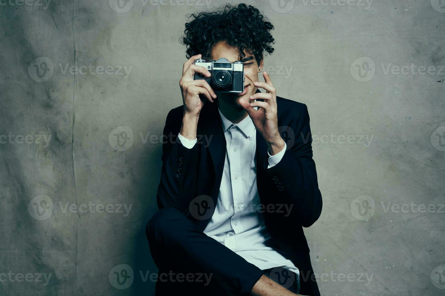 hermoso hombre en estudio con cámara tela antecedentes clásico traje modelo foto