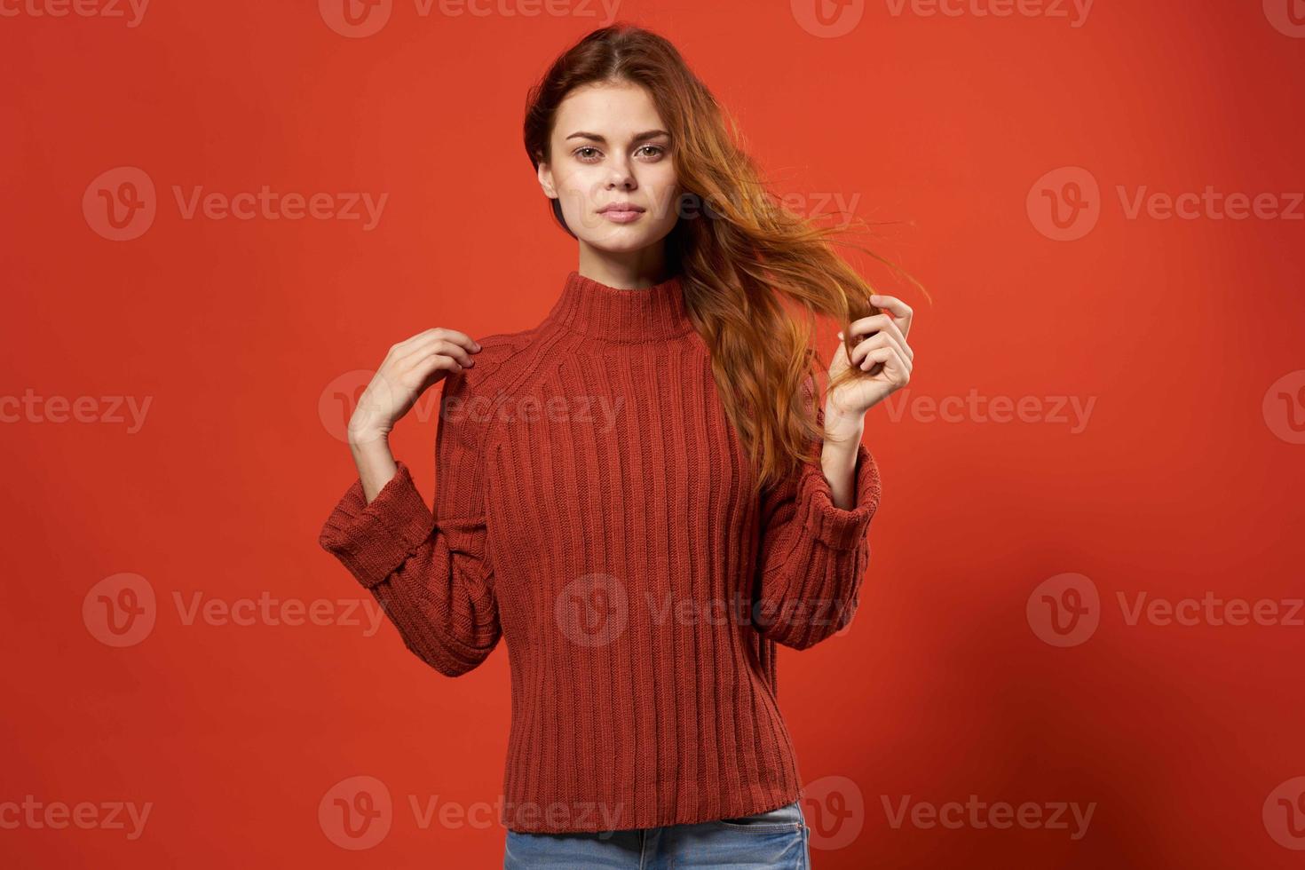 mujer en rojo suéter glamour Moda posando aislado antecedentes foto