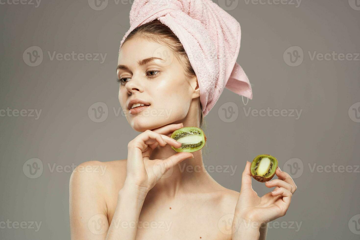 alegre mujer desnudo espalda kiwi vitaminas productos cosméticos piel cuidado foto