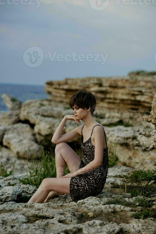 mujer en vestir moderno naturaleza lujo posando libertad estilo de vida foto