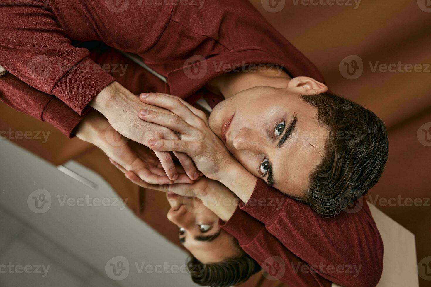 retrato de un hombre en un camisa mentiras en vaso reflexión espejo foto