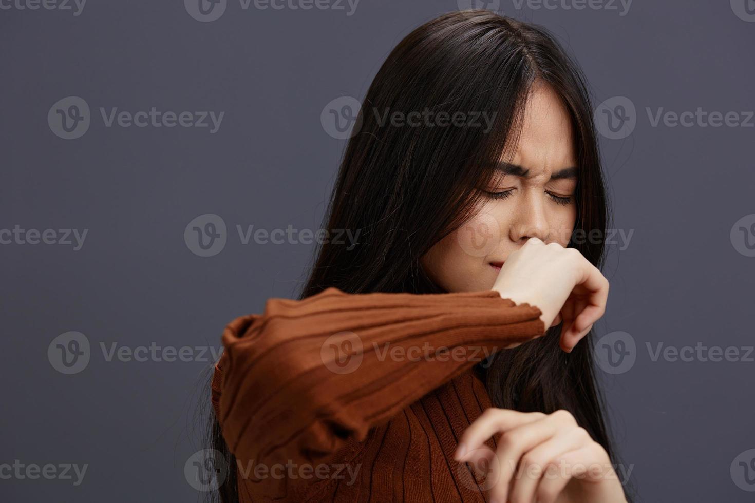 bonito mujer marrón suéter glamour posando sonrisa Moda aislado antecedentes foto