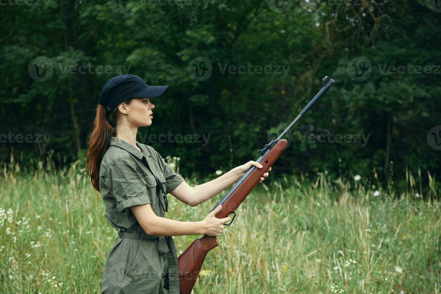 militar mujer participación un pistola en mano es un estilo de vida Fresco aire foto