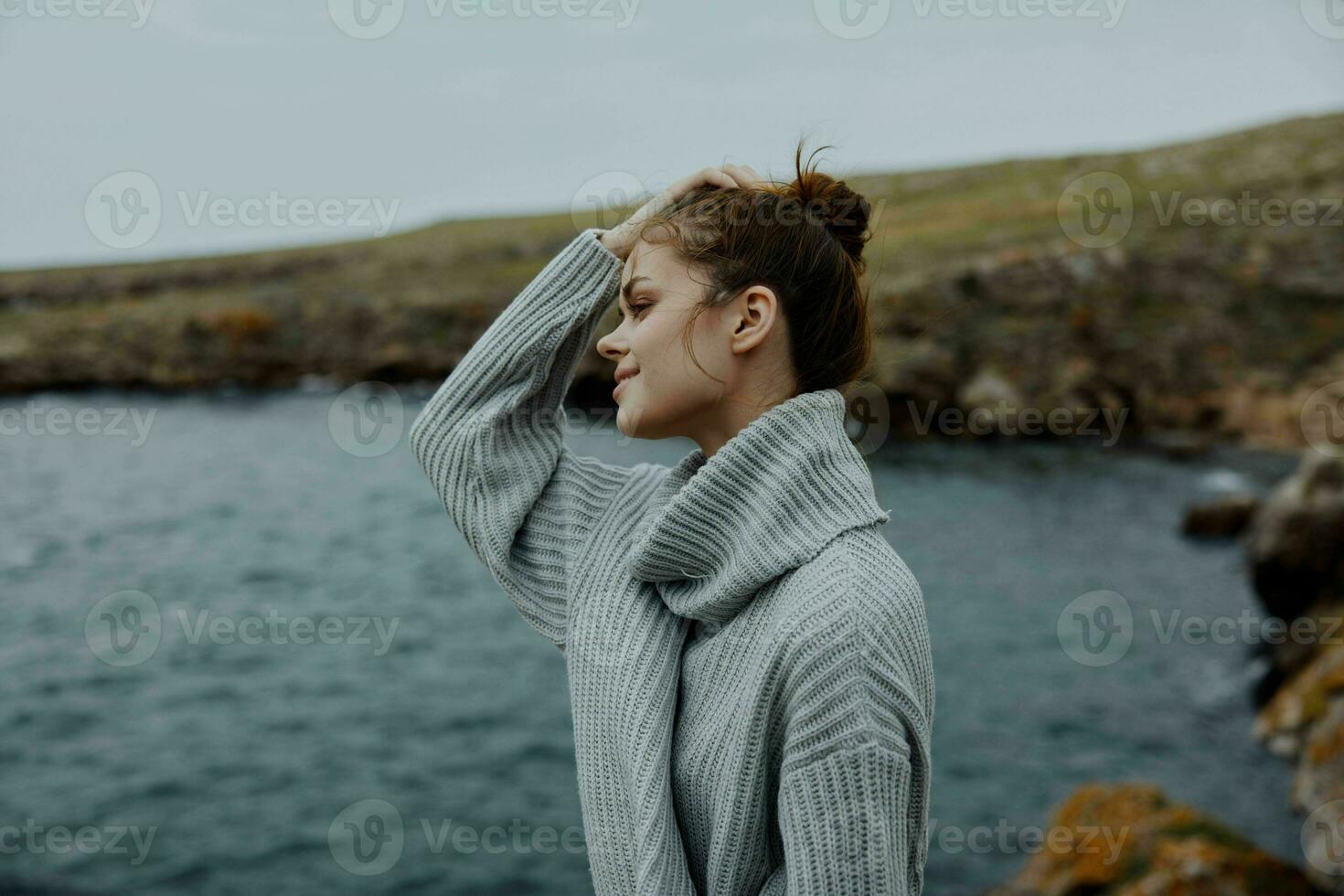 mujer playa turismo nublado clima Roca costa hembra relajante foto