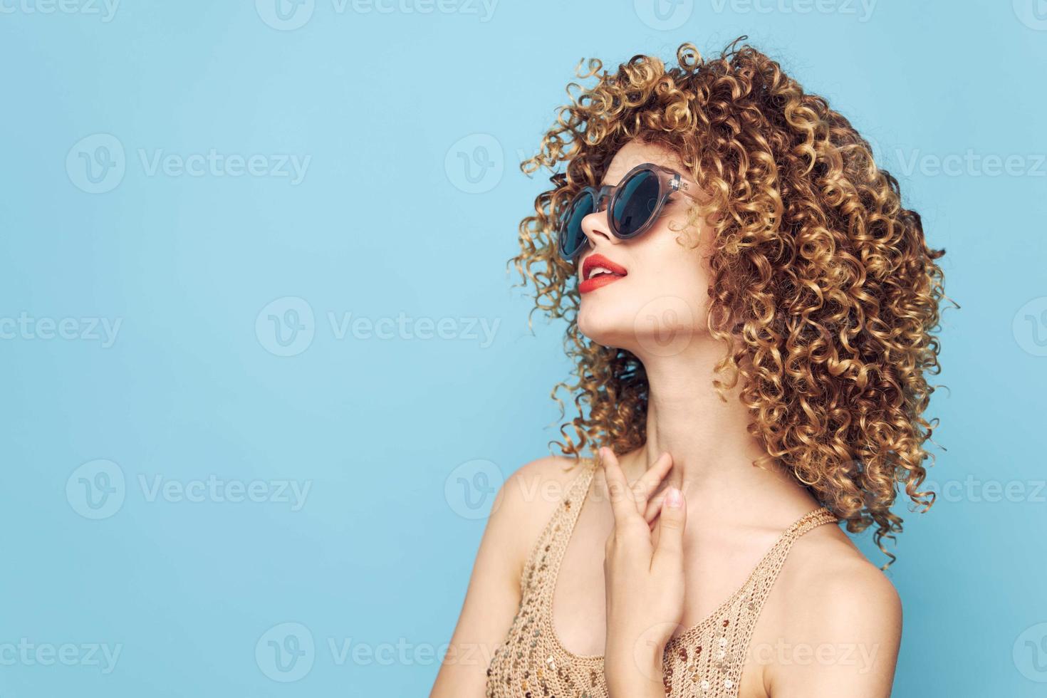 mujer Rizado pelo encanto Gafas de sol estilo de vida atractivo Mira foto