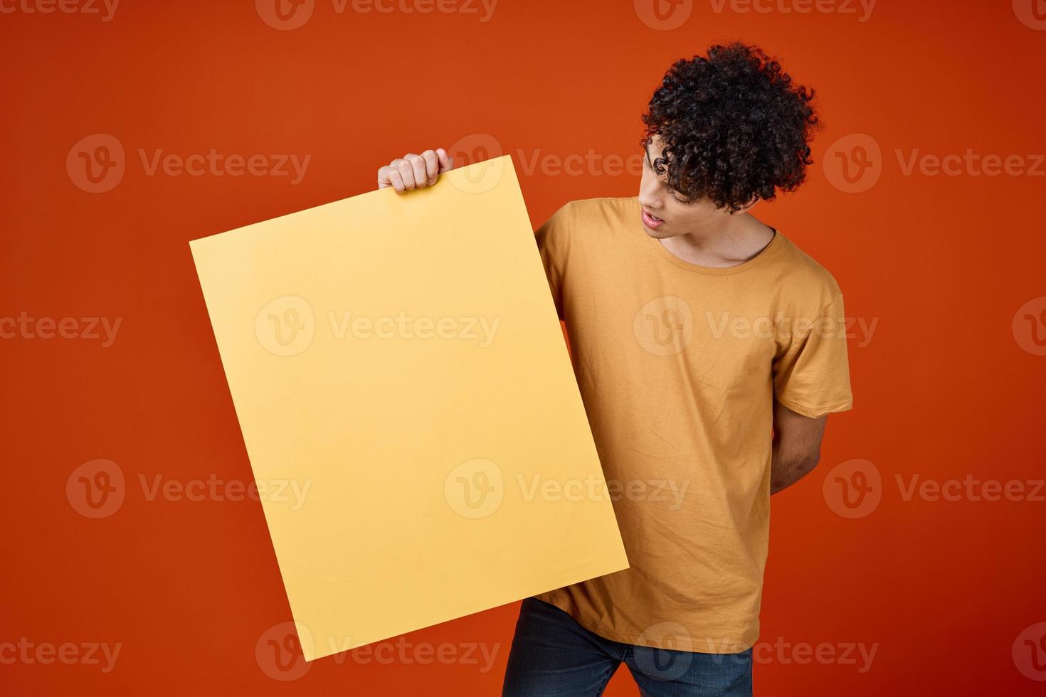 chico con Rizado pelo participación un isla en su manos publicidad foto