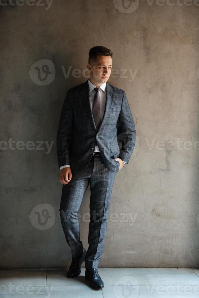 retrato de un novio en un gris tartán traje con un Corbata foto