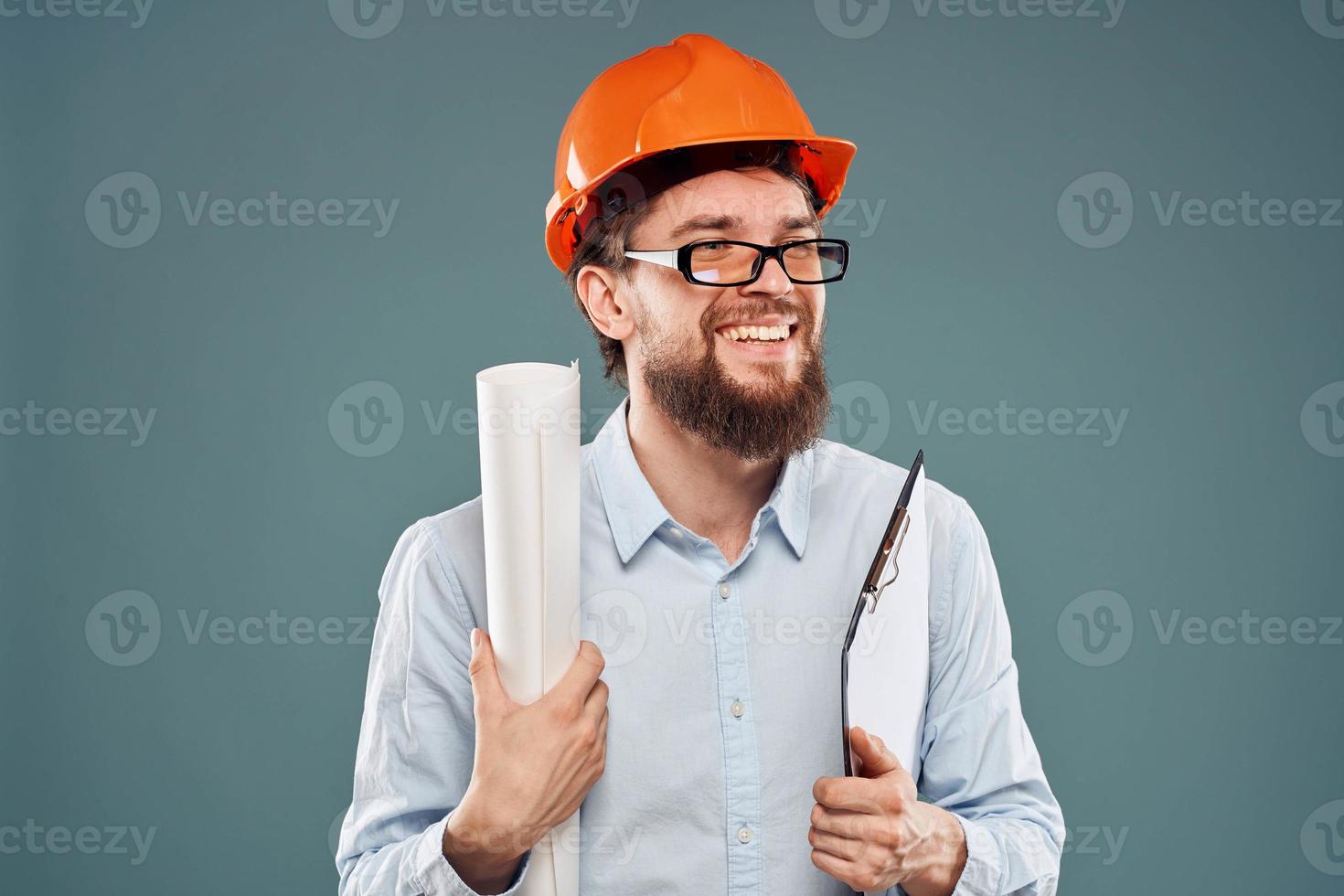 emocional hombre vistiendo lentes naranja casco la seguridad planos en manos profesional trabajo foto