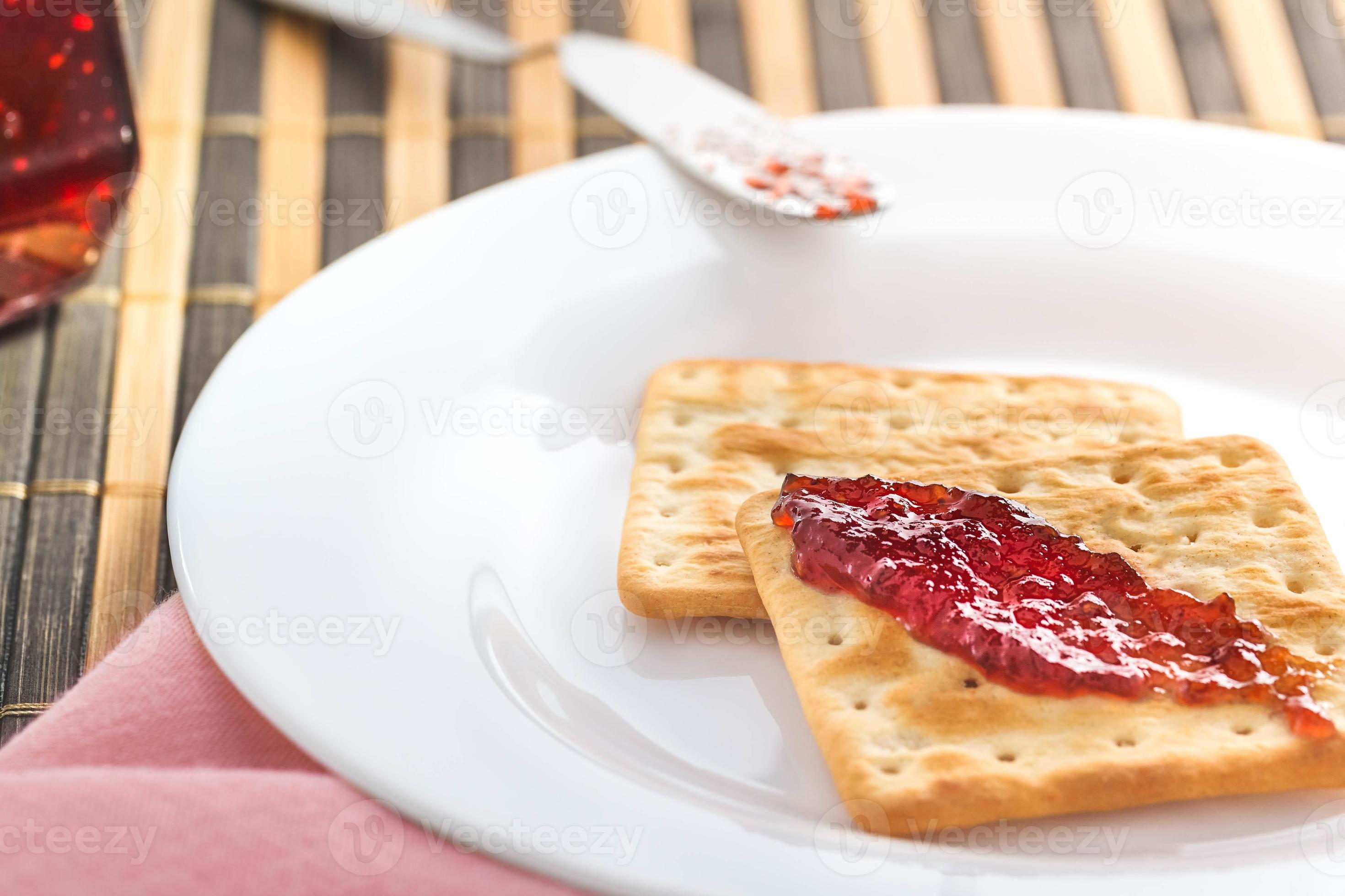 cracker biscuit jelly 22522435 Stock Photo at Vecteezy