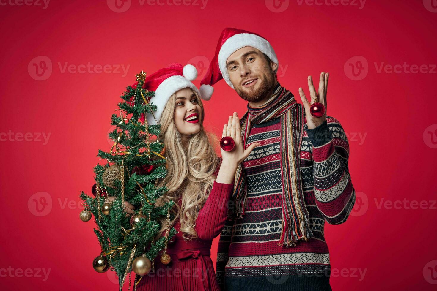 un hombre y un mujer en nuevo años ropa Navidad decoraciones fiesta foto