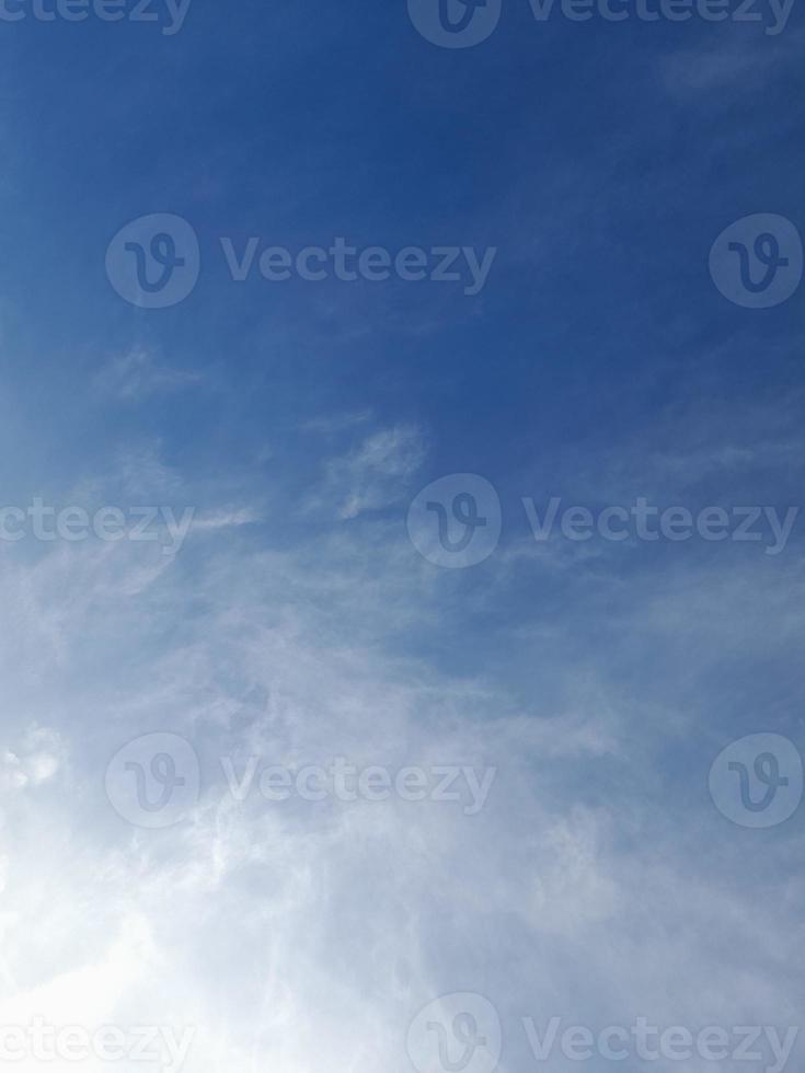 hermosas nubes blancas sobre fondo de cielo azul profundo. grandes nubes esponjosas suaves y brillantes cubren todo el cielo azul. foto