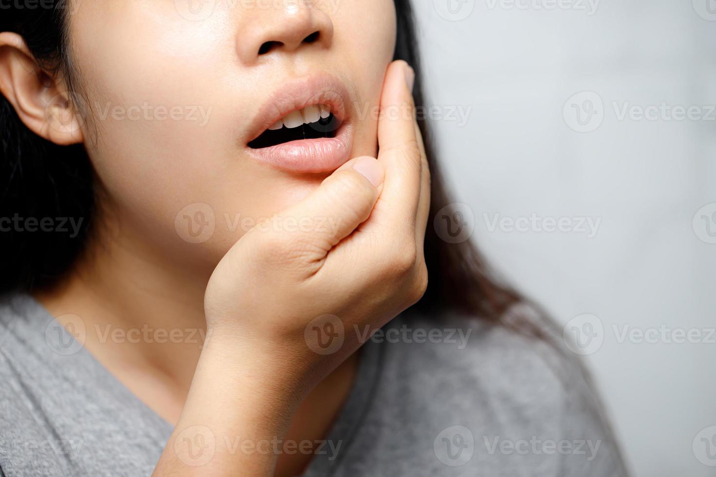 mujer tener problemas con su dientes y boca. foto