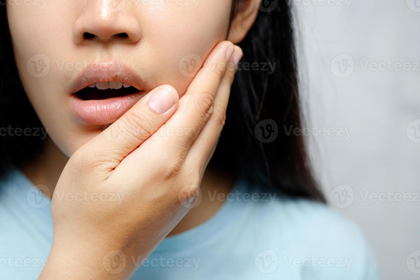 mujer tener problemas con su dientes y boca. foto