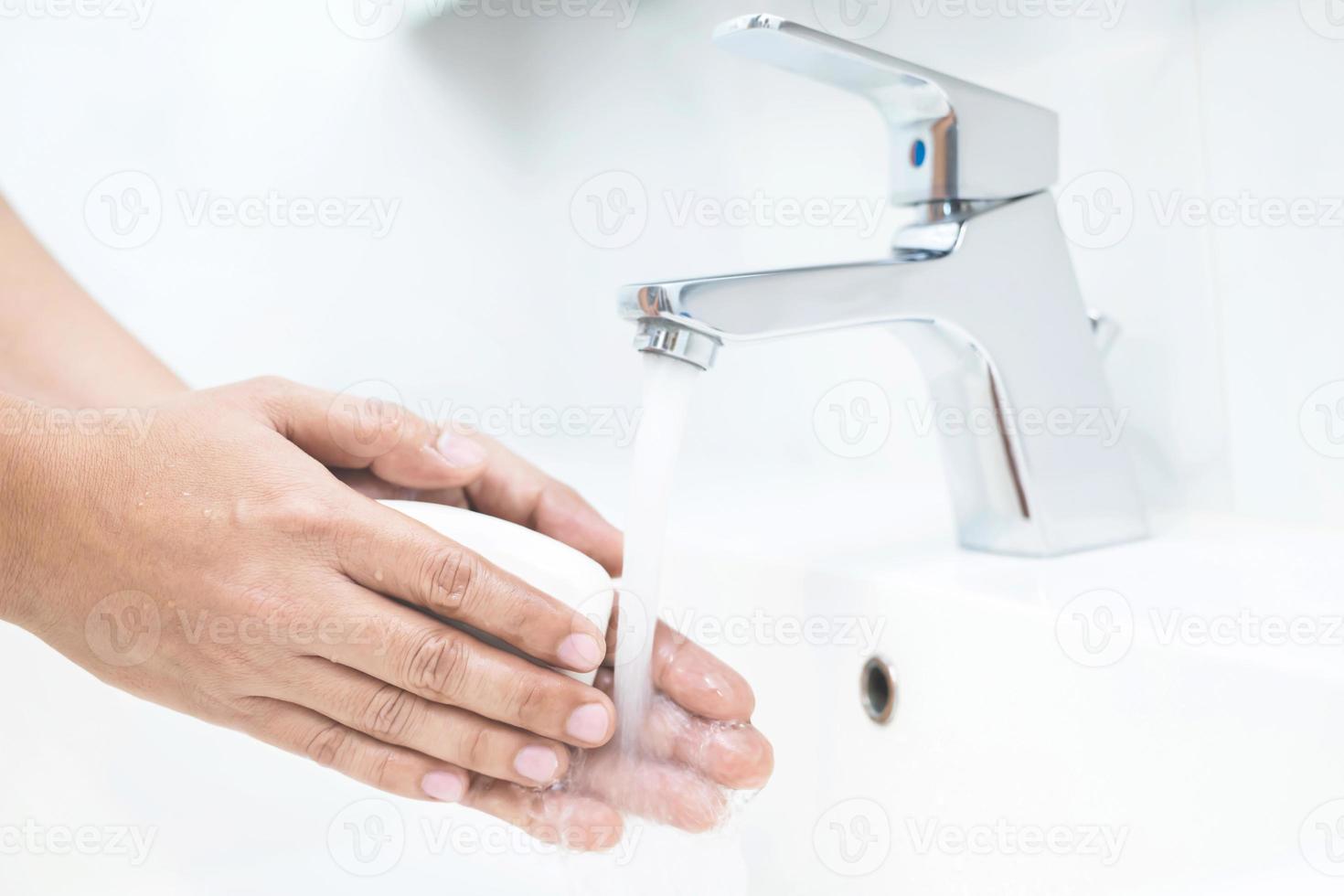 lavar tu manos a evitar gérmenes foto