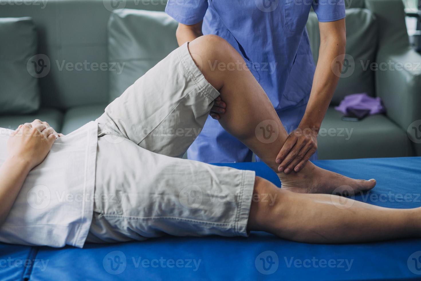 médico o fisioterapeuta trabajando examinando tratando lesionado brazo de atleta masculino paciente, extensión y ejercicio, haciendo el rehabilitación terapia dolor en clínica. foto