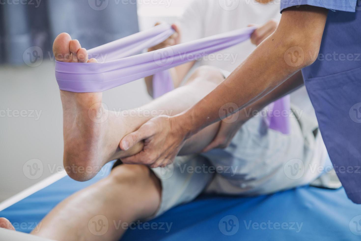 médico o fisioterapeuta trabajando examinando tratando lesionado brazo de atleta masculino paciente, extensión y ejercicio, haciendo el rehabilitación terapia dolor en clínica. foto