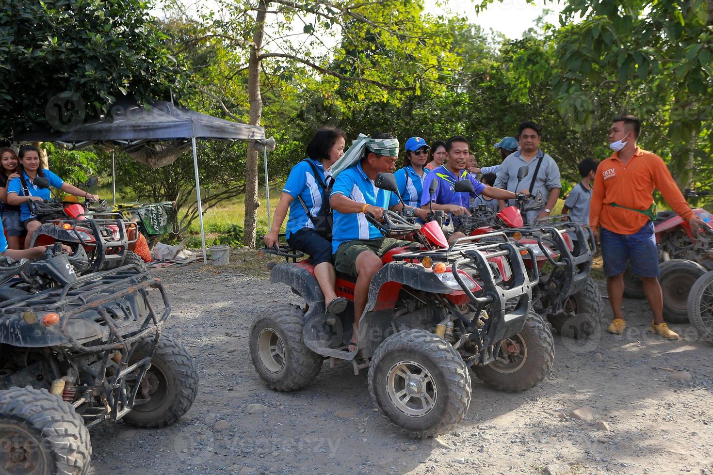 nakhonnayok, Tailandia - diciembre 19 turistas montando Canal de televisión británico a naturaleza aventuras en suciedad pista en diciembre 19, 2015, tailandia foto