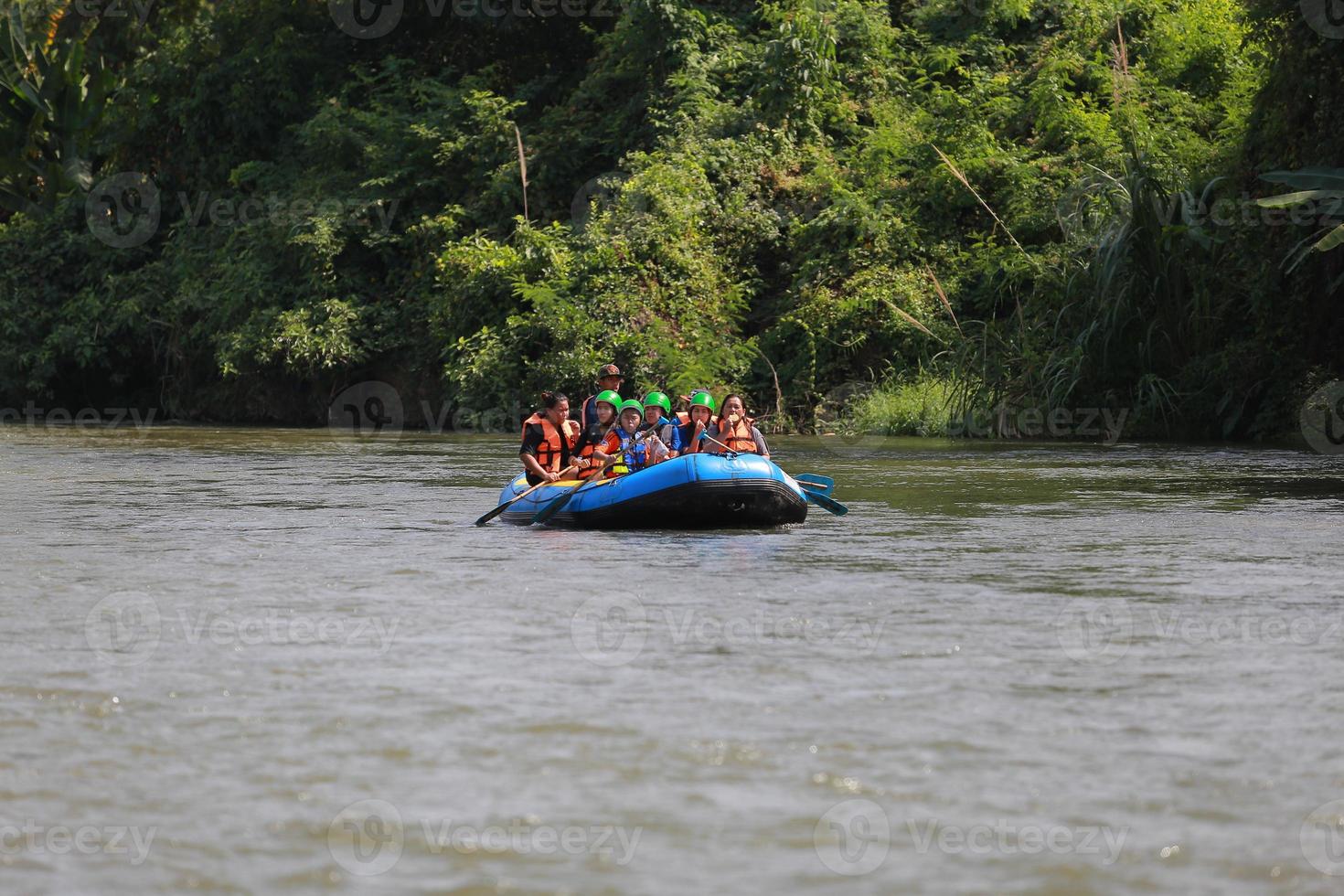 nakhonnayok, Tailandia, diciembre 19 grupo de aventurero haciendo blanco agua canotaje a presa, en diciembre 19, 2015, el río es popular para sus escénico naturaleza vista. foto