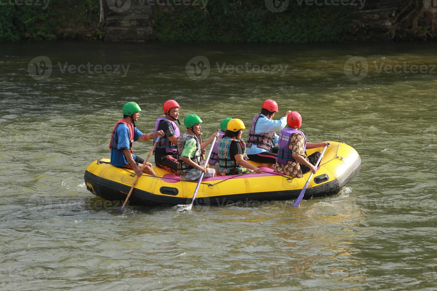 nakhonnayok, Tailandia, diciembre 19 grupo de aventurero haciendo blanco agua canotaje a presa, en diciembre 19, 2015, el río es popular para sus escénico naturaleza vista. foto