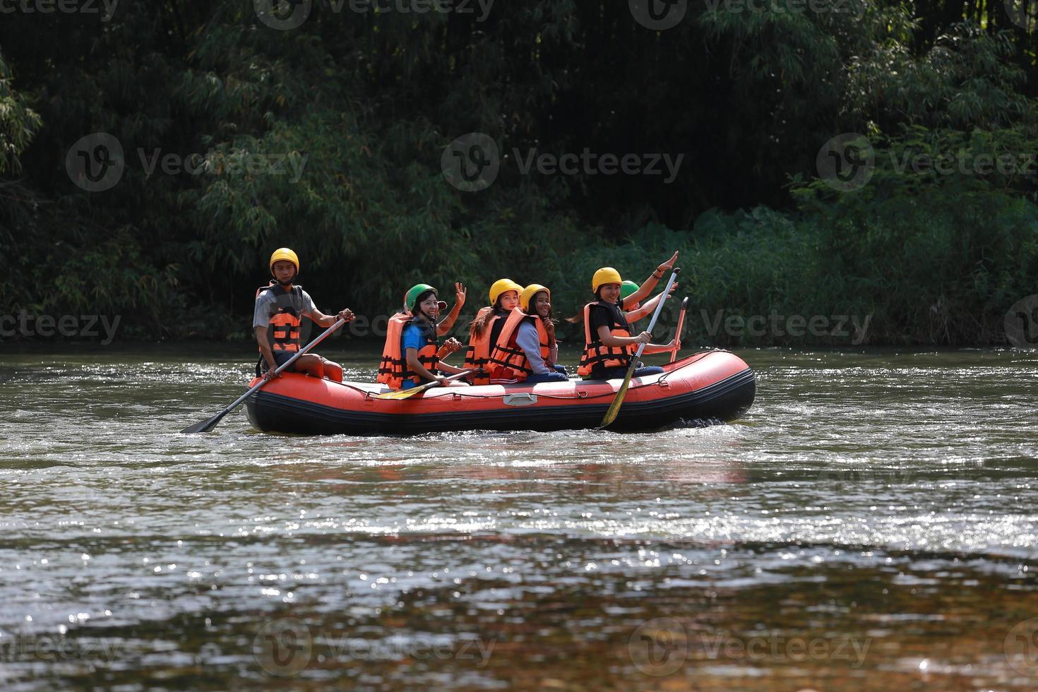 nakhonnayok, Tailandia, diciembre 19 grupo de aventurero haciendo blanco agua canotaje a presa, en diciembre 19, 2015, el río es popular para sus escénico naturaleza vista. foto