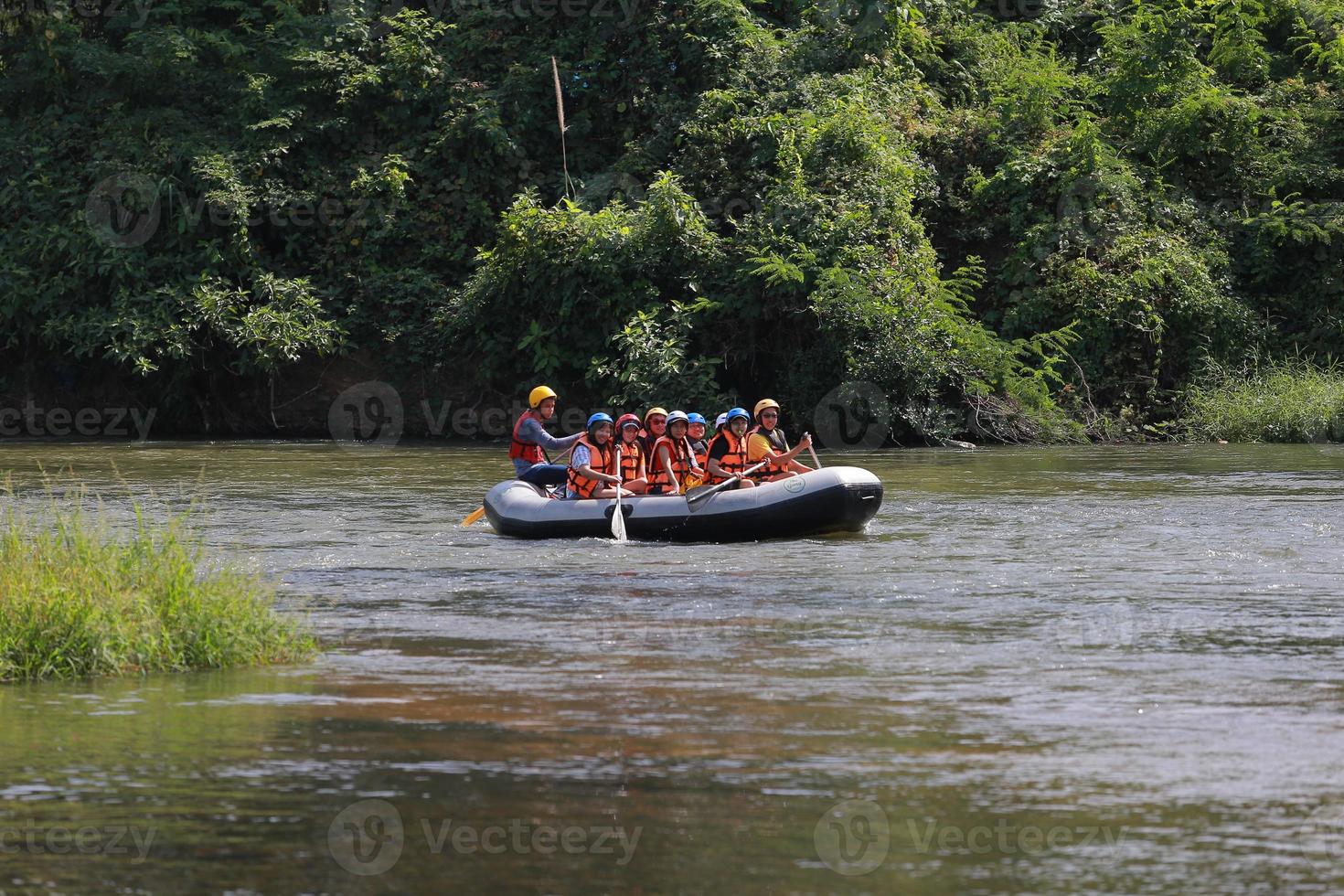 nakhonnayok, Tailandia, diciembre 19 grupo de aventurero haciendo blanco agua canotaje a presa, en diciembre 19, 2015, el río es popular para sus escénico naturaleza vista. foto