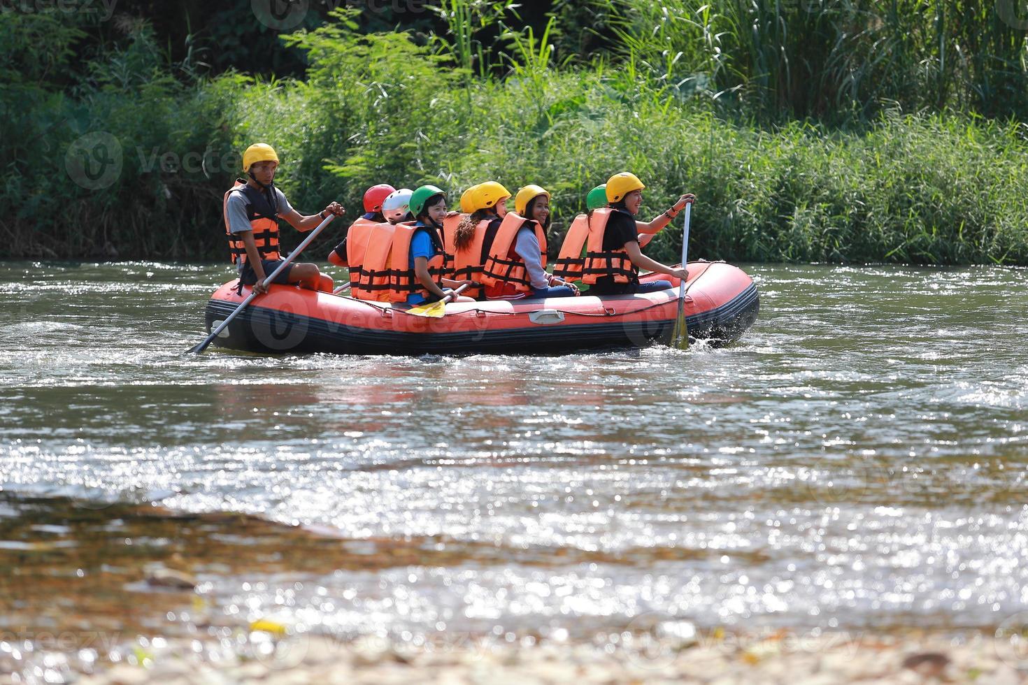 nakhonnayok, Tailandia, diciembre 19 grupo de aventurero haciendo blanco agua canotaje a presa, en diciembre 19, 2015, el río es popular para sus escénico naturaleza vista. foto