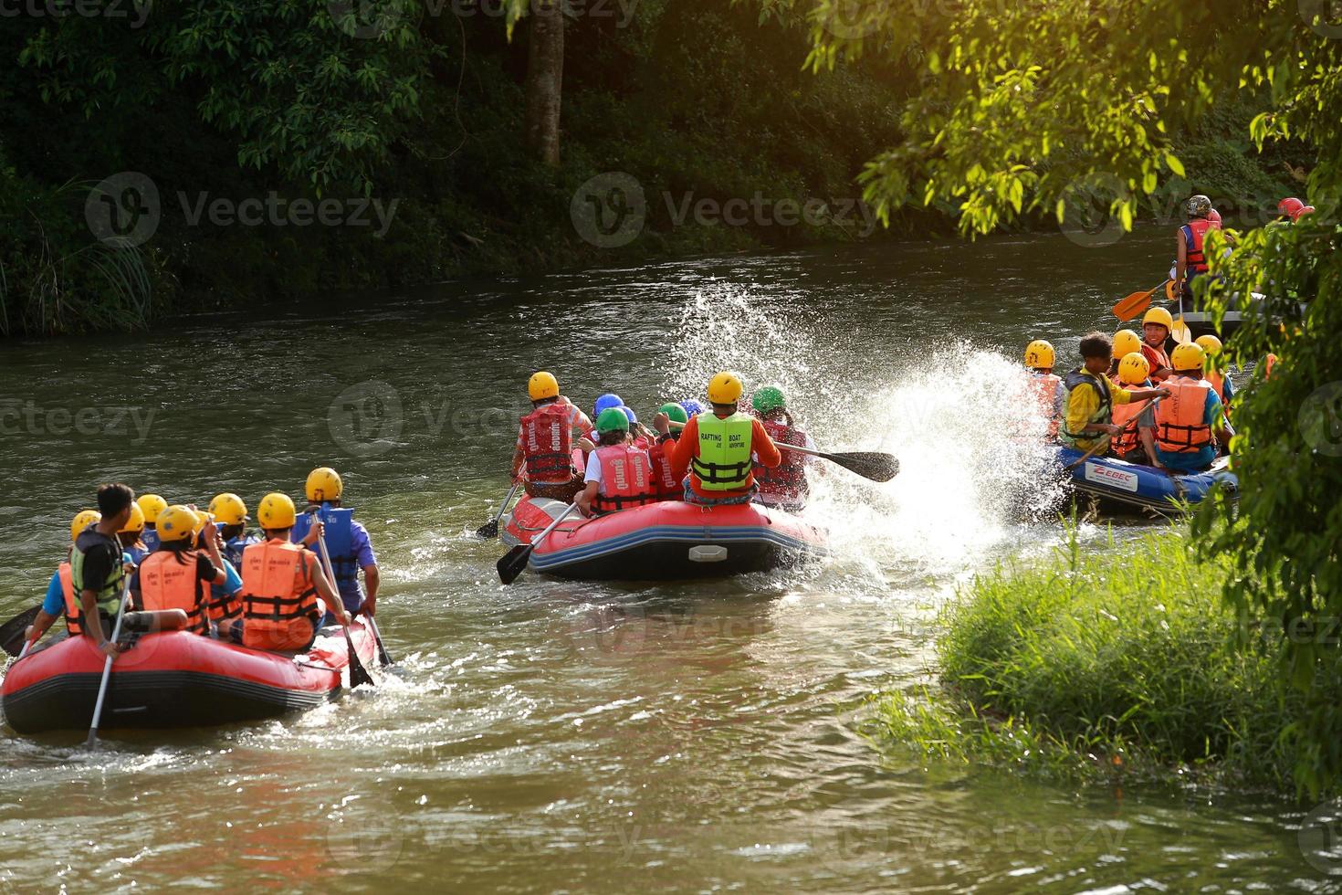 nakhonnayok, Tailandia, diciembre 19 grupo de aventurero haciendo blanco agua canotaje a presa, en diciembre 19, 2015, el río es popular para sus escénico naturaleza vista. foto