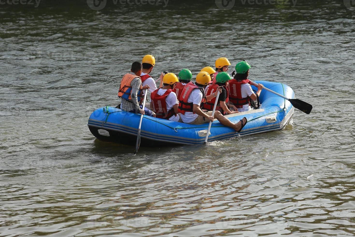 nakhonnayok, Tailandia, diciembre 19 grupo de aventurero haciendo blanco agua canotaje a presa, en diciembre 19, 2015, el río es popular para sus escénico naturaleza vista. foto