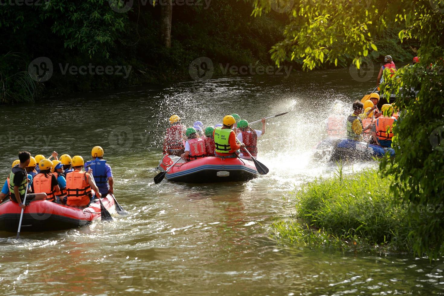 nakhonnayok, Tailandia, diciembre 19 grupo de aventurero haciendo blanco agua canotaje a presa, en diciembre 19, 2015, el río es popular para sus escénico naturaleza vista. foto