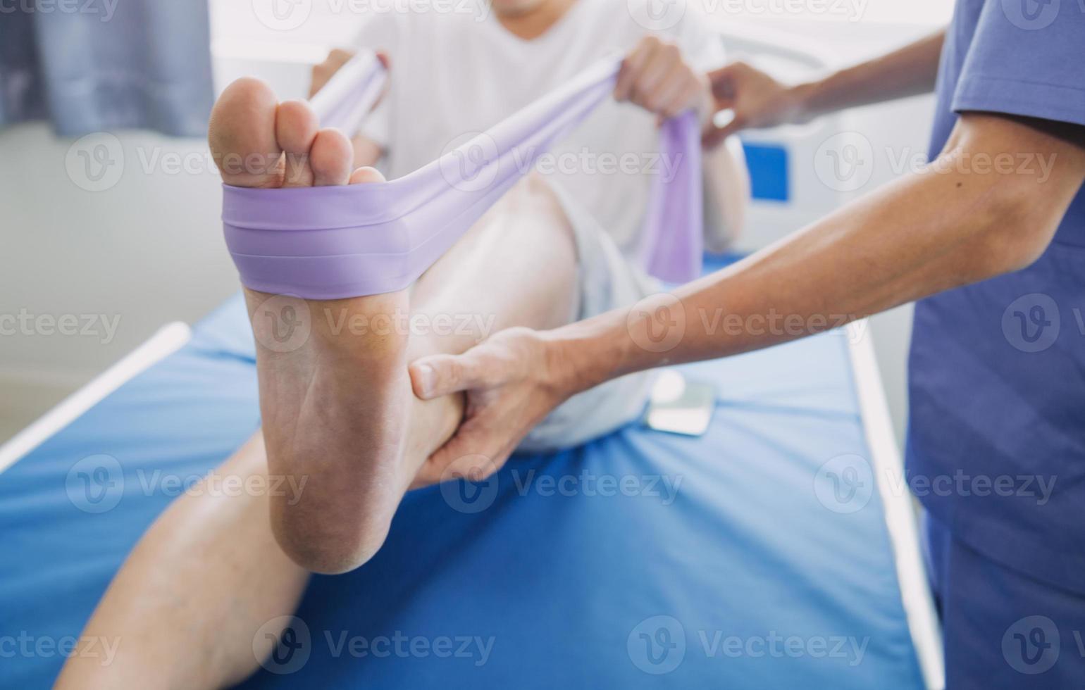 médico o fisioterapeuta trabajando examinando tratando lesionado brazo de atleta masculino paciente, extensión y ejercicio, haciendo el rehabilitación terapia dolor en clínica. foto