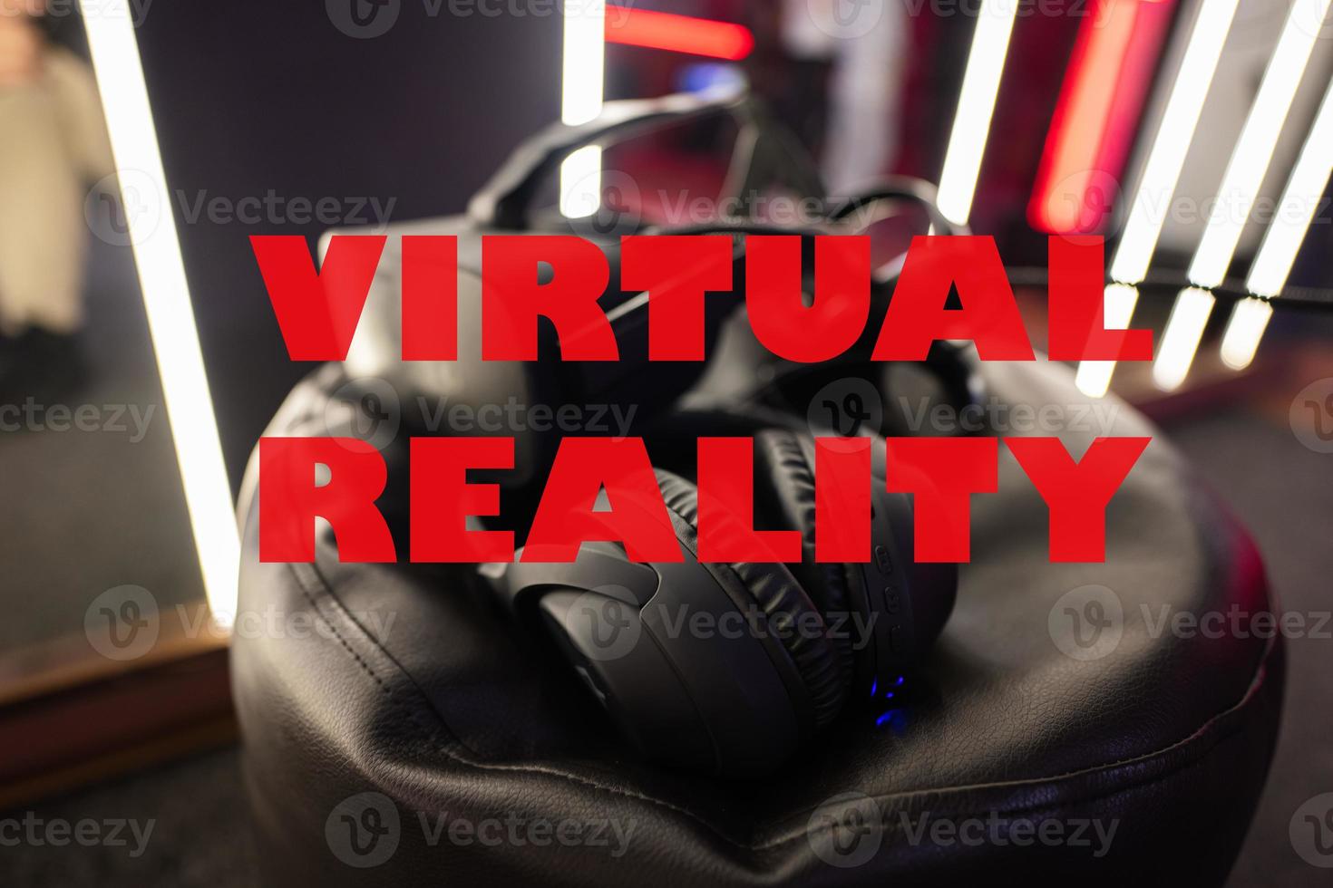 virtual realidad concepto. profesional auriculares con micrófono y vr lentes para vídeo juegos y ciber Deportes en antecedentes. foto