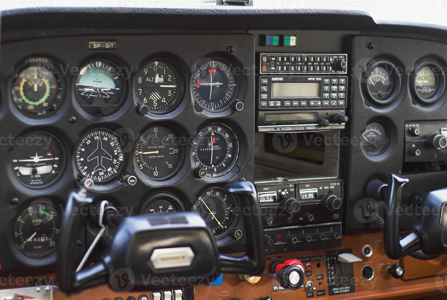 relojes en el cabina de un pequeño avión foto