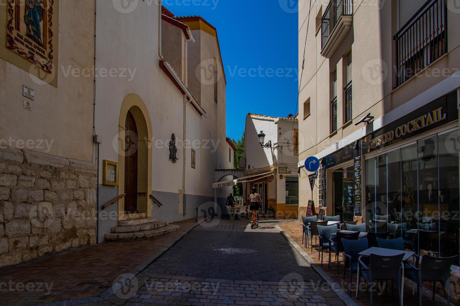 estrecho calles en el antiguo pueblo de Benidorm, España en un calentar verano día foto