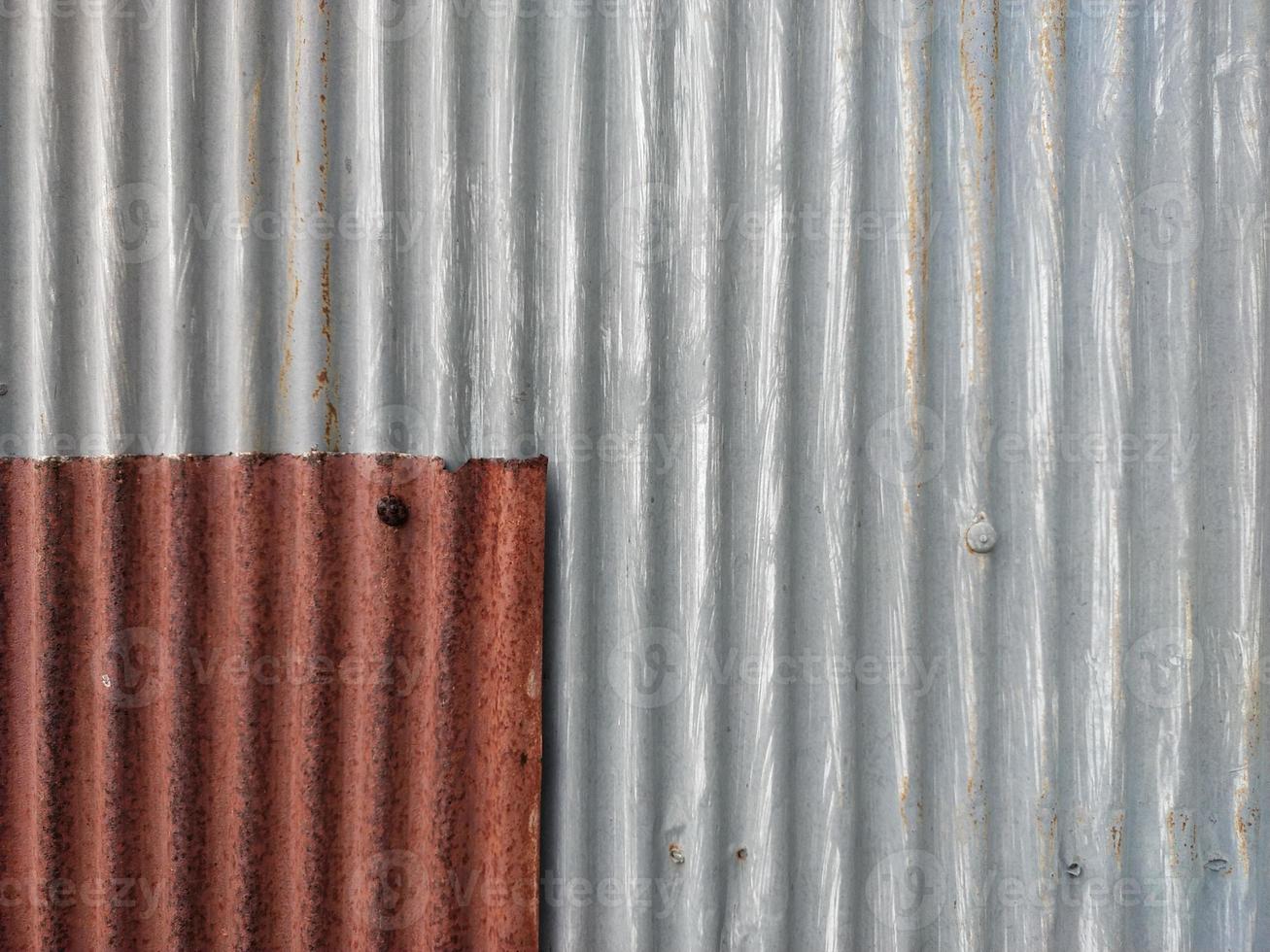 de cerca antiguo y oxidado acanalado zinc sábana muro, grunge antecedentes metal textura foto