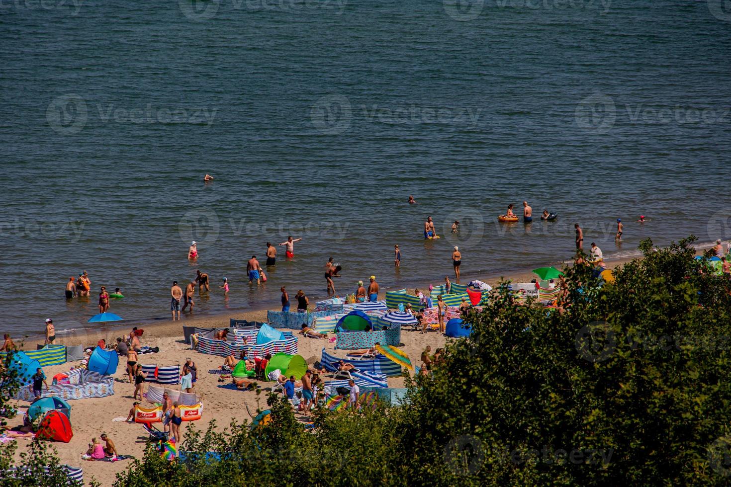 verano playa paisaje, playa y báltico mar en un soleado verano día jastrzebia gora polska foto